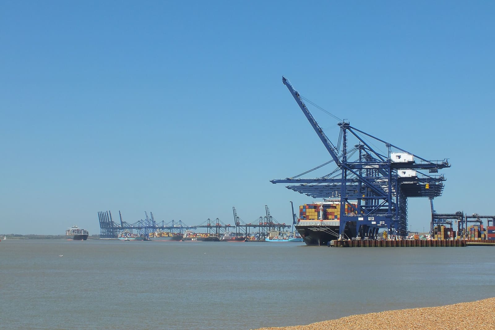 La rotta marittima dei gommoni per la Manica: il sequestro di Felixstowe e la filiera logistica globale
