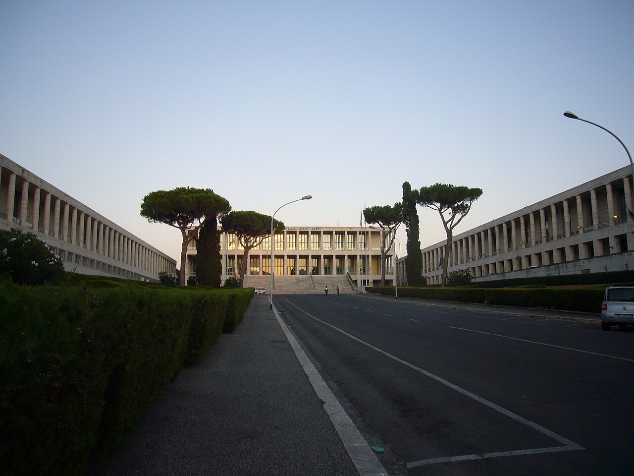 Il viale che conduce all'Archivio Centrale dello Stato al tramonto, fra due lunghi edifici porticati, siepi e pini marittimi